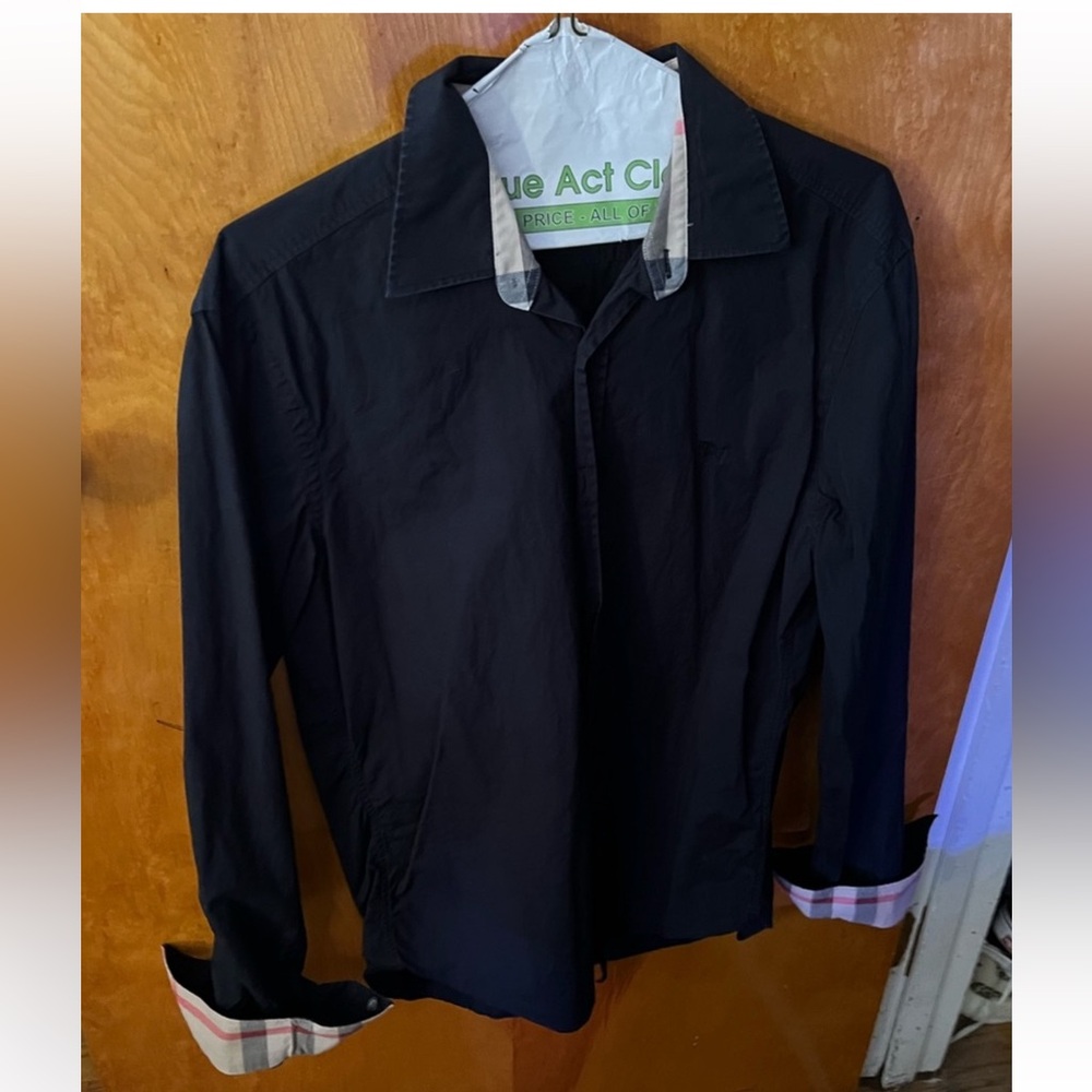 Men’s burberry button up shirt. Size medium. Wore a couple times. Dry cleaned